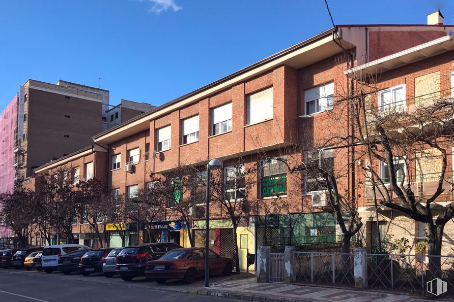 Oficina en alquiler en Avenida Torrelaguna, 12 B, Azuqueca de Henares, Guadalajara, 19200 con coche, edificio, cielo, ventana, rueda, vehículo, neumático, accesorio, diseño urbano y barrio alrededor