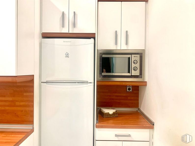 Oficina en alquiler en Calle Carranza, Chamberí, Madrid, 28004 con horno microondas, refrigerador, horno, ebanistería, propiedad, mueble, cajón, escritorio del ordenador, madera y asa alrededor