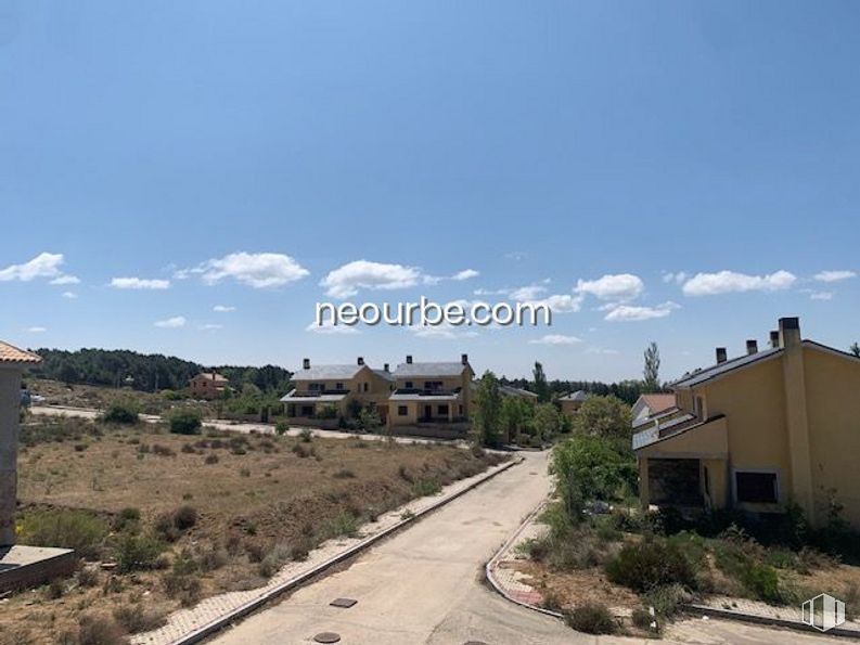 Land for sale at Casco urbano, Navalperal de Pinares, Ávila, 05240 with house, building, cloud, sky, plant, ecoregion, land lot, road surface, asphalt and urban design around