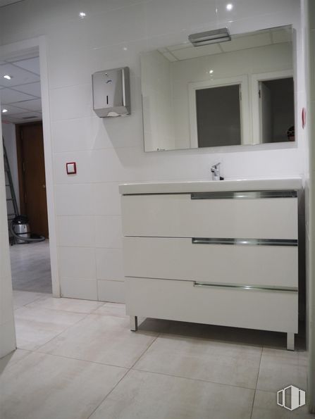 Oficina en alquiler en Calle Zurbano, Chamberí, Madrid, 28010 con cajonera, ebanistería, propiedad, espejo, madera, cajón, vestidor, mueble de baño, interiorismo y suelos alrededor