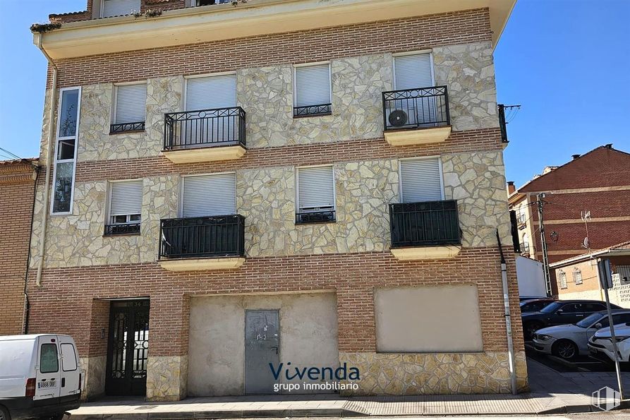 Local en venta en Centro, Humanes de Madrid, Madrid, 28970 con coche, camioneta, ventana, casa, puerta, edificio, propiedad, cielo, neumático y vehículo alrededor