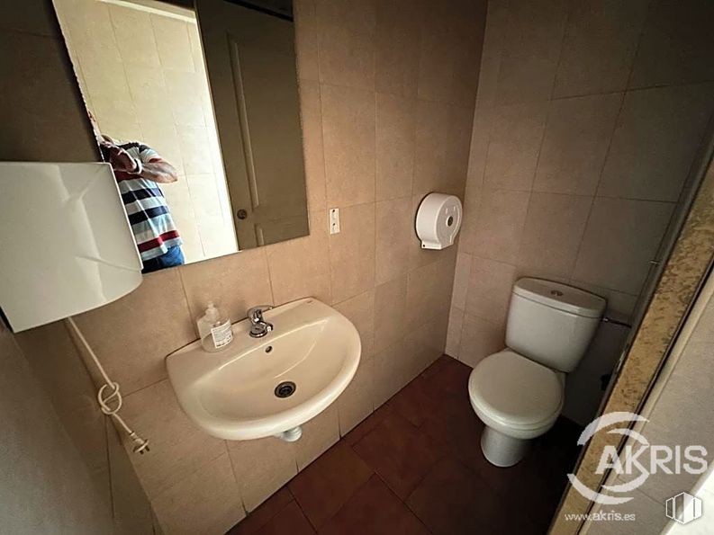 Retail for sale at Zona centro, Argés, Toledo, 45122 with sink, toilet, mirror, brown, tap, plumbing fixture, bathroom sink, toilet seat, bathroom and building around