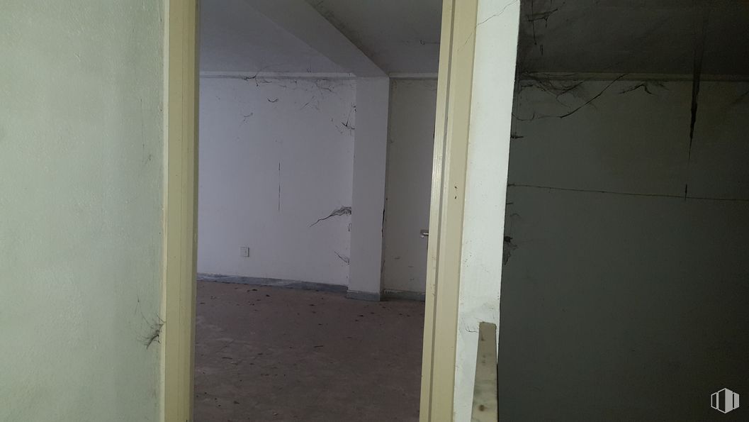 Retail for sale at Calle General Cuesta, 6, Talavera de la Reina, Toledo, 45600 with mirror, fixture, wood, floor, flooring, composite material, hardwood, concrete, plaster and building material around