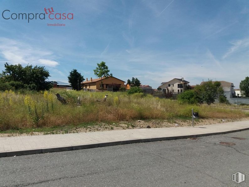 Land for sale at Zona Sotillo - La Lastrilla, La Lastrilla, Segovia, 40196 with house, cloud, sky, plant, building, tree, road surface, land lot, asphalt and landscape around