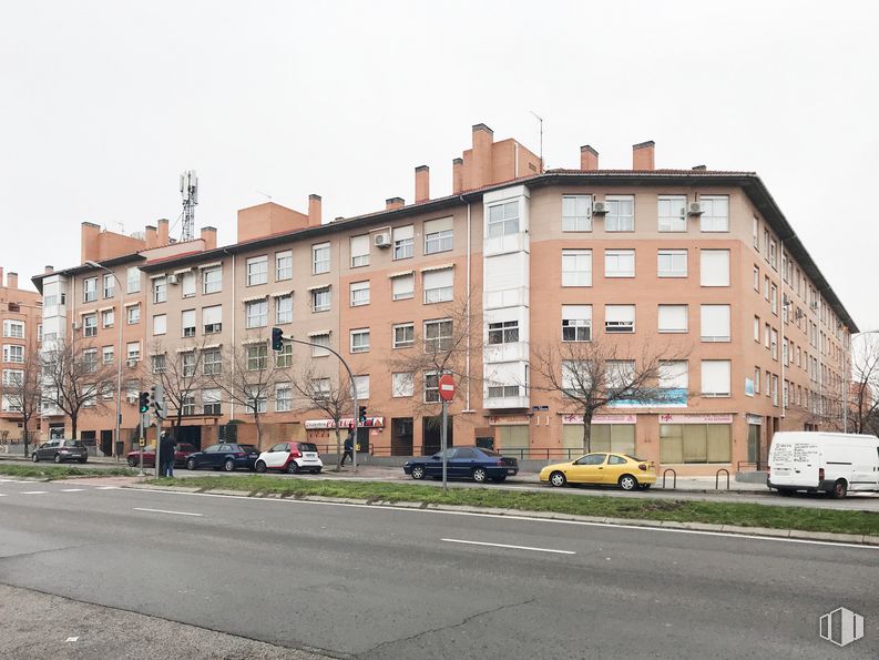 Local en alquiler en Calle Fuente Carrantona, 36, Moratalaz, Madrid, 28030 con camioneta, edificio, cielo, rueda, coche, ventana, planta, neumático, vehículo y diseño urbano alrededor