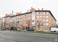 Local en alquiler en Calle Fuente Carrantona, 36, Moratalaz, Madrid, 28030 con camioneta, edificio, cielo, rueda, coche, ventana, planta, neumático, vehículo y diseño urbano alrededor