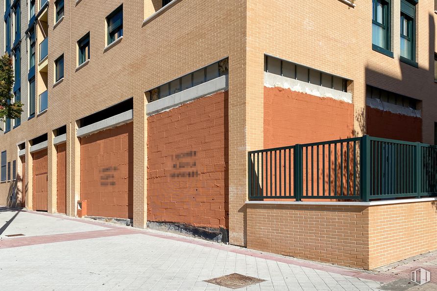 Retail for rent at Calle Institutos, 3, Fuenlabrada, Madrid, 28942 with window, building, wood, orange, brickwork, urban design, brick, road surface, condominium and residential area around