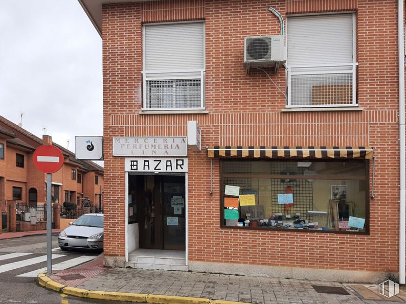 Local en alquiler en Zona Centro, Loeches, Madrid, 28890 con coche, ventana, edificio, rueda, vehículo, superficie de la carretera, albañilería, ladrillo, puerta y madera alrededor