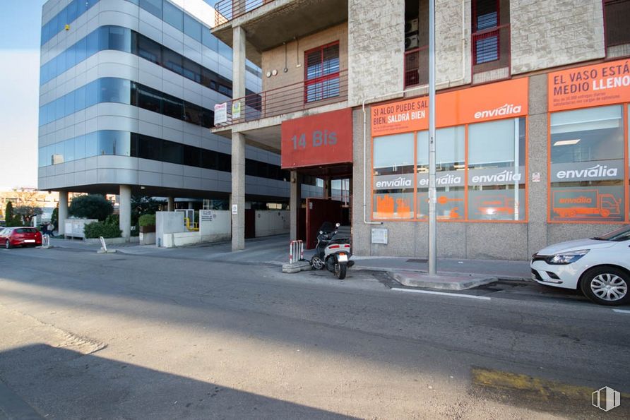 Industrial for sale at Calle Albasanz, 14 B, San Blas - Canillejas, Madrid, 28037 with building, car, tire, automotive parking light, wheel, vehicle, window, asphalt, sky and automotive tire around