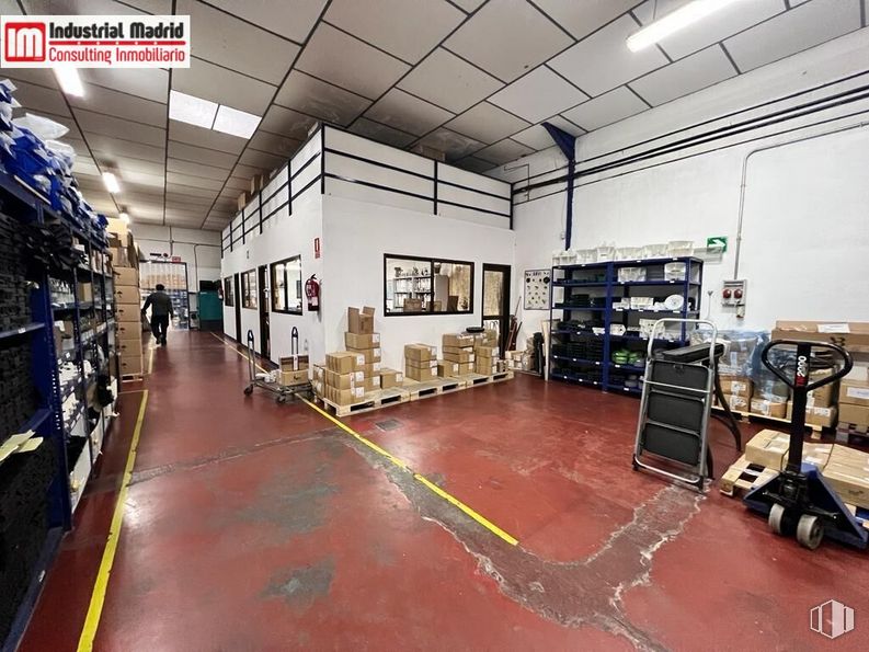 Industrial for sale at Polígono Industrial El Guijar, Arganda del Rey, Madrid, 28500 with furniture, building, floor, flooring, hall, wood, engineering, machine, event and hardwood around