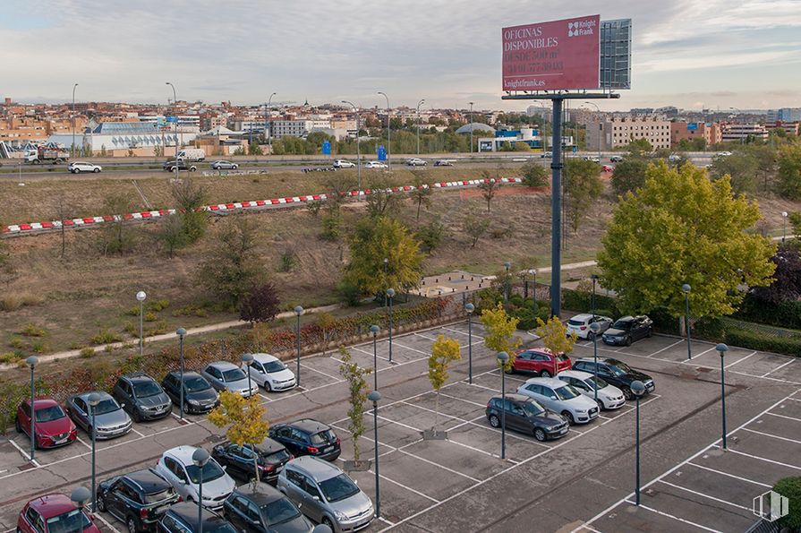 Oficina en alquiler en Edificio Gorbea 4, Avenida Bruselas, 20, Alcobendas, Madrid, 28108 con coche, vehículo, vehículo terrestre, rueda, cielo, vehículo de motor, infraestructura, luz de la calle, edificio y diseño urbano alrededor