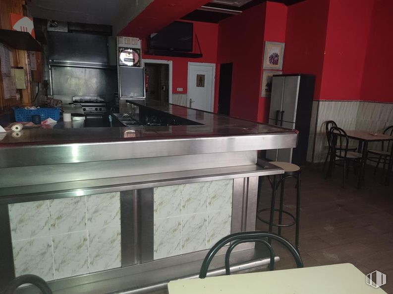 Local en alquiler y venta en Calle Madrid, Alcorcón, Madrid, 28921 con taburete, silla, mesa, suelos, suelo, encimera, restaurante, cocina, bar y limpieza alrededor