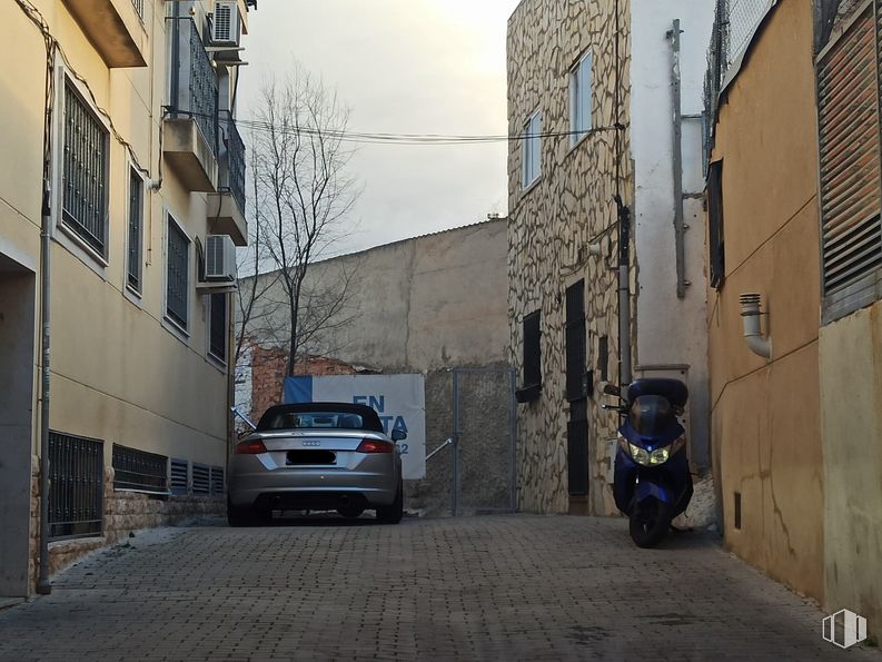 Land for sale at Calle Caballeros de San Juan, Arganda del Rey, Madrid, 28500 with car, window, building, wheel, tire, land vehicle, vehicle, vehicle registration plate, automotive lighting and sky around