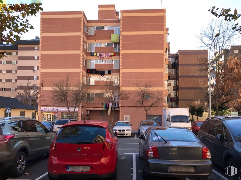 Local en alquiler y venta en Calle Teruel, 5, Fuenlabrada, Madrid, 28941 con rueda, neumático, coche, edificio, luz de estacionamiento automotriz, vehículo terrestre, vehículo, placa de matrícula del vehículo, vehículo motorizado y infraestructura alrededor