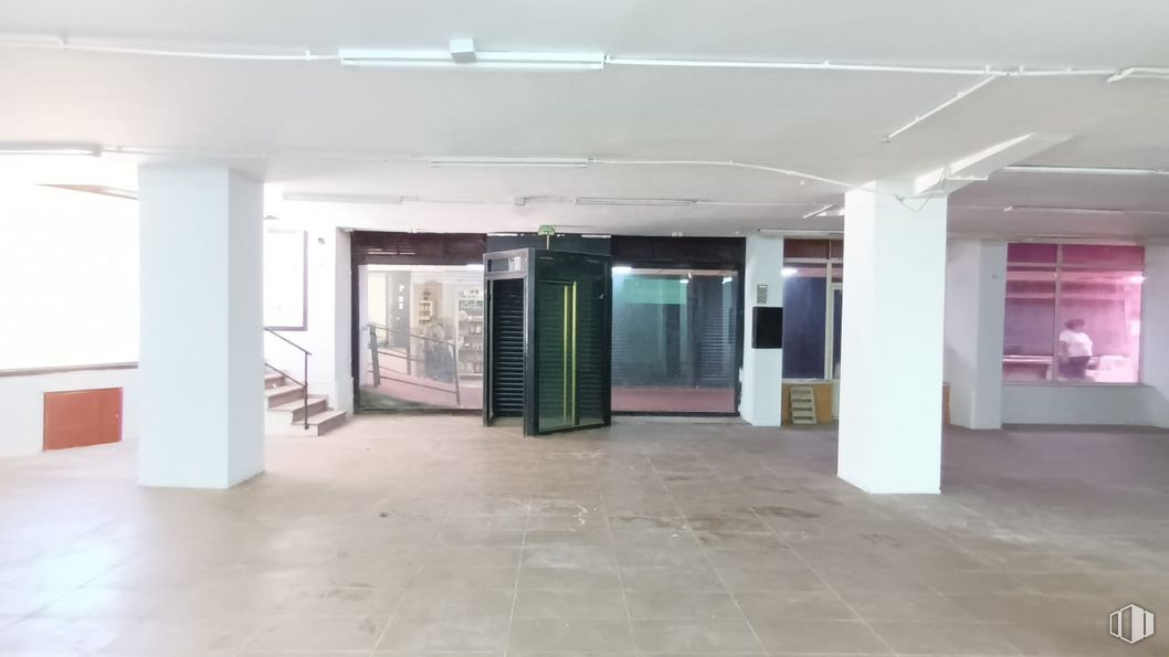 Retail for sale & for rent at Calle Lope de Vega, 47, Getafe, Madrid, 28904 with fixture, hall, flooring, floor, door, gas, parking, ceiling, concrete and building around