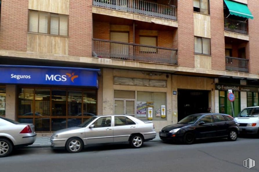 Retail for sale & for rent at Calle Calderón de la Barca, 18, Cuenca, 16001 with car, building, window, wheel, tire, automotive parking light, land vehicle, vehicle, automotive lighting and infrastructure around