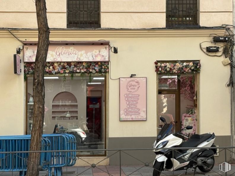 Local en alquiler en Calle Ferraz, Moncloa - Aravaca, Madrid, 28008 con motocicleta, ventana, rueda, neumático, puerta, vidrio, escaparate, restaurante, toldo y maceta alrededor