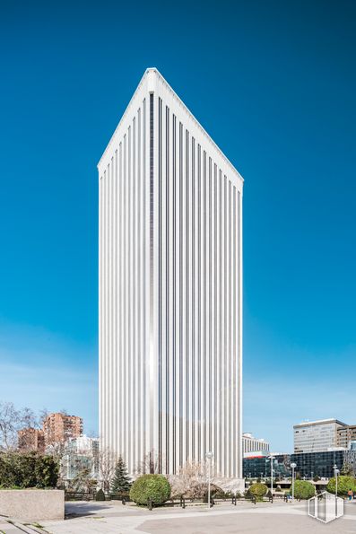 Oficina en alquiler en Torre Picasso, Plaza Pablo Ruiz Picasso, 1, Tetuán, Madrid, 28020 con electrodoméstico, edificio, azul, rectángulo, azur, cielo, rascacielos, bloque de pisos, tipografía, agua y arte alrededor