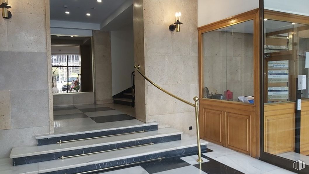 Oficina en alquiler en Edificio Lima, Paseo Castellana, 140, Chamartín, Madrid, 28046 con accesorio, madera, alumbrado, interiorismo, suelos, suelo, puerta, pared, hall y inmobiliario alrededor