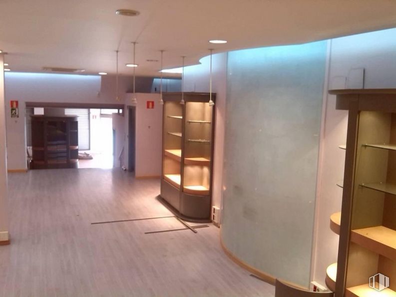 Retail for rent at Casco antigüo, Toledo, 45002 with cabinetry, building, interior design, house, wood, architecture, floor, flooring, wall and door around