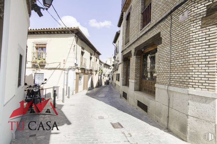 Retail for rent at Casco histórico, Toledo, 45002 with window, building, house, daytime, sky, road surface, cloud, neighbourhood, alley and flooring around