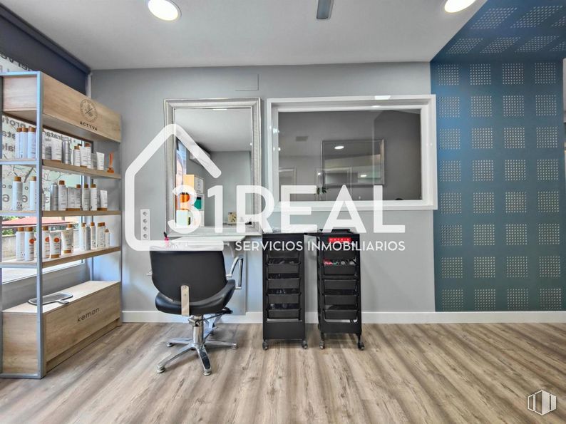 Retail for rent at Zona Peñagrande, Fuencarral - El Pardo, Madrid, 28035 with chair, flooring, living room, interior design, wood, floor, hall, laminate flooring, cabinetry and real estate around