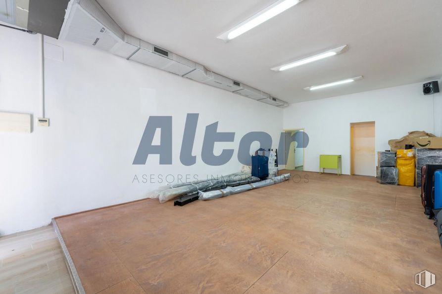 Local en venta en Calle Luis Ruiz, Ciudad Lineal, Madrid, 28017 con lámpara, alumbrado, edificio, suelos, suelo, madera, madera dura, techo, ingeniería y evento alrededor