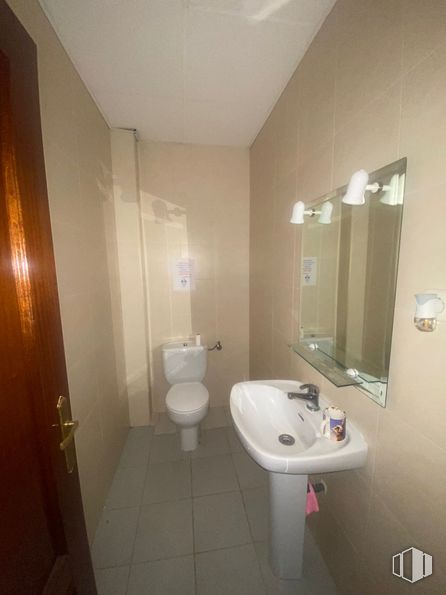 Office for sale & for rent at Polígono Aída, Azuqueca de Henares, Guadalajara, 19200 with sink, toilet, plumbing fixture, bathroom, fixture, purple, lighting, mirror, fluid and architecture around