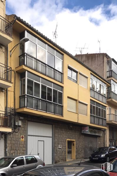 Retail for sale & for rent at Calle Fray Luis de San José, 4, Ávila, 05005 with car, building, cloud, tire, automotive parking light, land vehicle, sky, wheel, window and vehicle around