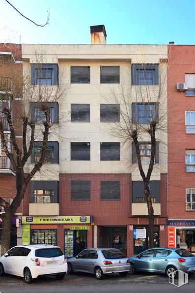 Local en alquiler en Paseo Curas, 8, Alcalá de Henares, Madrid, 28801 con coche, edificio, ventana, neumático, rueda, vehículo terrestre, cielo, luz de estacionamiento automotriz, vehículo y propiedad alrededor