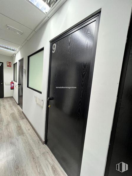 Oficina en alquiler en Carretera Villaverde a Vallecas, Villa de Vallecas, Madrid, 28031 con puerta, edificio, accesorio, suelos, vidrio, aluminio, máquina, techo, evento y metal alrededor