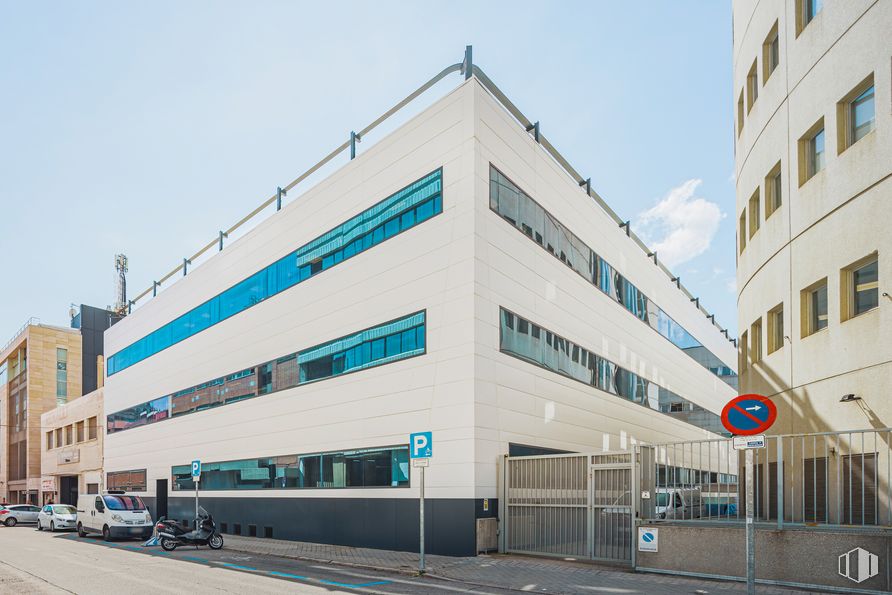 Oficina en alquiler en Calle Torregalindo, 1, Chamartín, Madrid, 28016 con edificio, cielo, ventana, luz de la calle, diseño urbano, condominio, bloque de pisos, barrio, nube y edificio comercial alrededor