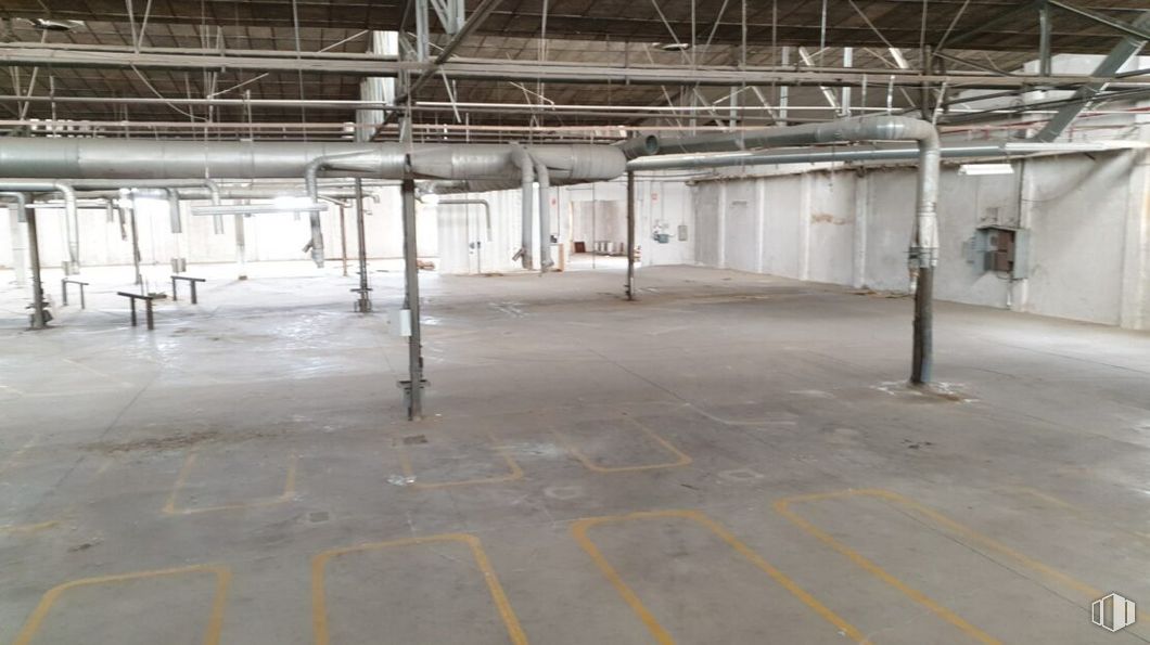 Industrial for sale at Zona industrial Las Nieves, Móstoles, Madrid, 28935 with fixture, floor, flooring, hall, wall, ceiling, building, concrete, parking and building material around