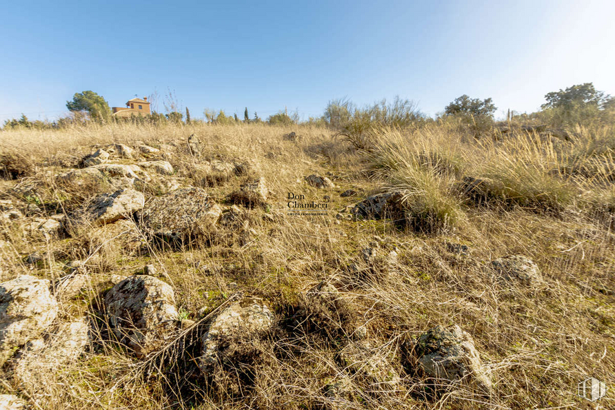 Land for sale at Urbanización La Pozuela, Toledo, 45004 with sky, plant, natural landscape, grass, landscape, grassland, shrub, hill, prairie and bedrock around