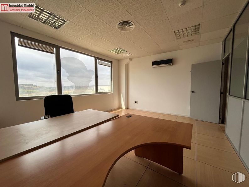 Oficina en venta en Calle Mariano Barbacid, Rivas-Vaciamadrid, Madrid, 28521 con ventana, mesa, madera, interiorismo, edificio, suelos, suelo, accesorio, sombra y techo alrededor