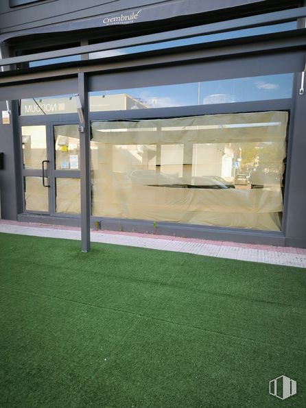 Retail for rent at Zona Európolis, Las Rozas de Madrid, Madrid, 28230 with window, shade, rectangle, grass, facade, glass, tints and shades, flooring, wood and urban design around