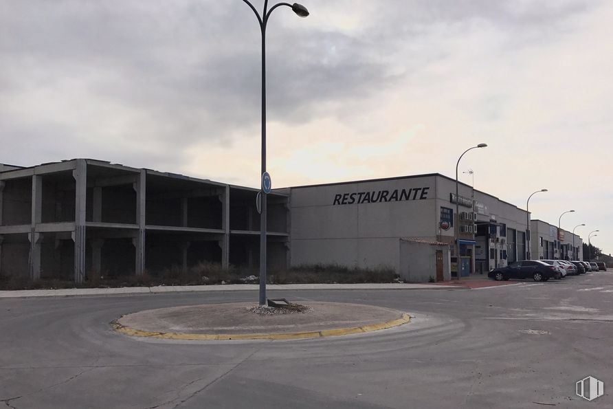 Nave en venta en Avenida Industria, 15, El Viso de San Juan, Toledo, 45215 con edificio, luz de la calle, nube, cielo, superficie de carretera, asfalto, carretera, área residencial, fachada y gas alrededor