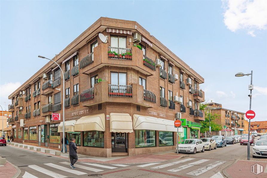 Local en alquiler y venta en Calle La Era, 8, Mejorada del Campo, Madrid, 28840 con edificio, persona, coche, cielo, nube, rueda, ventana, neumático, luz de la calle y diseño urbano alrededor