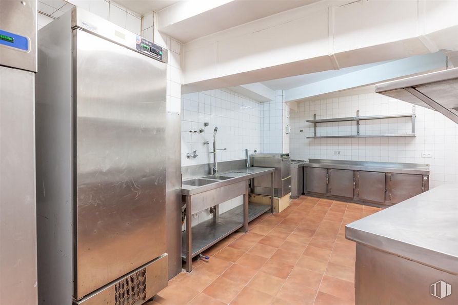 Local en venta en Calle Boltaña, 118, San Blas - Canillejas, Madrid, 28022 con refrigerador, ebanistería, encimera, grifo, fregadero, edificio, accesorios de fontanería, interiorismo, accesorio y cocina alrededor