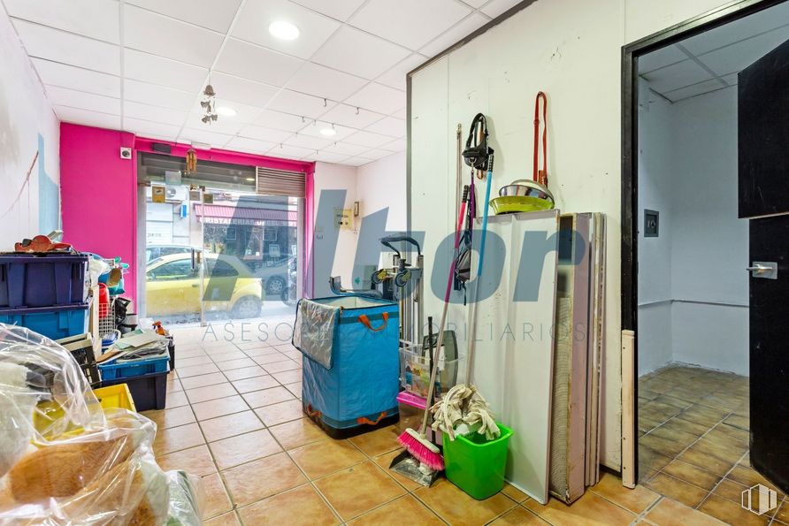 Local en venta en Calle Azabache, Carabanchel, Madrid, 28019 con equipaje y bolsos, edificio, puerta, interiorismo, suelo, casa, suelos, inmobiliario, madera y refrigerador alrededor