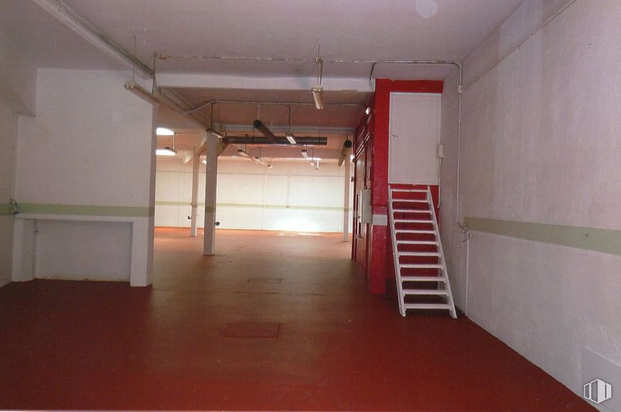 Retail for sale at Calle Isabela Saverana, 14, Carabanchel, Madrid, 28044 with ladder, fixture, hall, wood, building, floor, door, flooring, ceiling and hardwood around