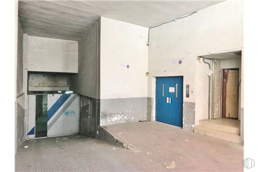 Local en alquiler y venta en Avenida Leopoldo Calvo - Sotelo Bustelo, 10, Pozuelo de Alarcón, Madrid, 28224 con puerta, edificio, accesorio, suelo, gas, rectángulo, material compuesto, máquina, fachada y pintura alrededor