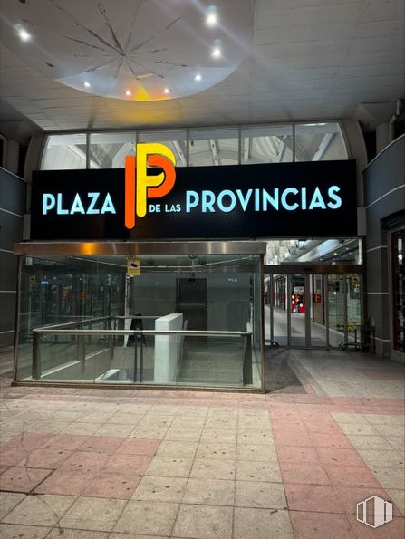 Local en venta en Centro Comercial Plaza de Las Provincias, Avenida Provincias, 18, Fuenlabrada, Madrid, 28941 con accesorio, pared, espacio público, ciudad, área metropolitana, vidrio, venta al por menor, techo, señalización y fachada alrededor