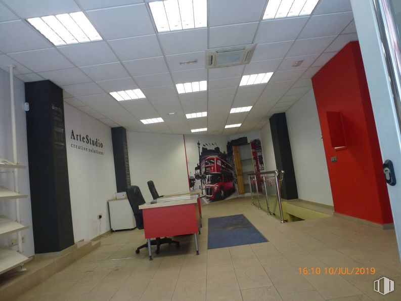 Retail for rent at Calle Del Roble, 11, Segovia, 40002 with furniture, flooring, fixture, architecture, interior design, building, floor, hall, ceiling and city around