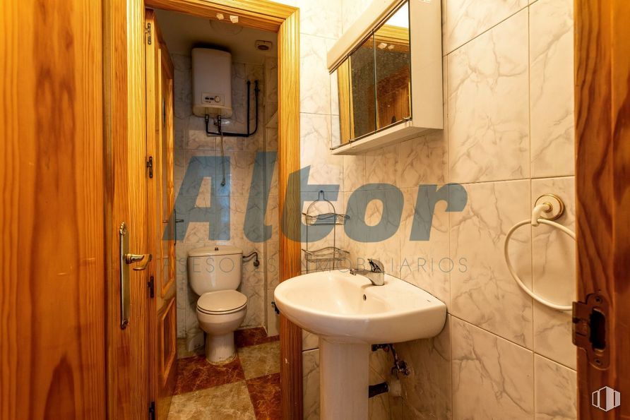 Local en venta en Paseo Pontones, Arganzuela, Madrid, 28005 con fregadero, inodoro, ventana, marrón, accesorios de fontanería, espejo, propiedad, grifo, lavabo y cuarto de baño alrededor