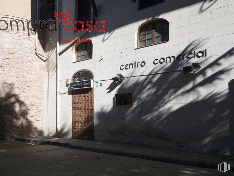 Retail for sale at Calle Juan Bravo, Segovia, 40001 with window, building, wall, road surface, font, tints and shades, facade, asphalt, city and road around