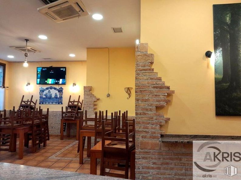 Local en venta en Calle Ugena, 64, Yuncos, Toledo, 45210 con televisión, ventilador de techo, mesa de cocina y comedor, silla, electrodoméstico, pared, mueble, madera, suelos y interiorismo alrededor