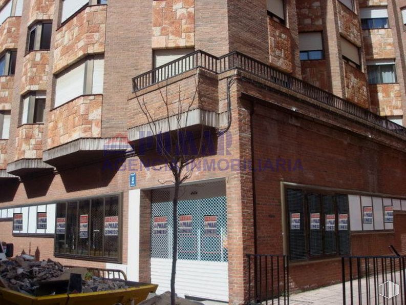 Retail for rent at Calle Alfonso de Montalvo, 1, Ávila, 05001 with window, daytime, building, wood, urban design, brick, neighbourhood, brickwork, wall and material property around