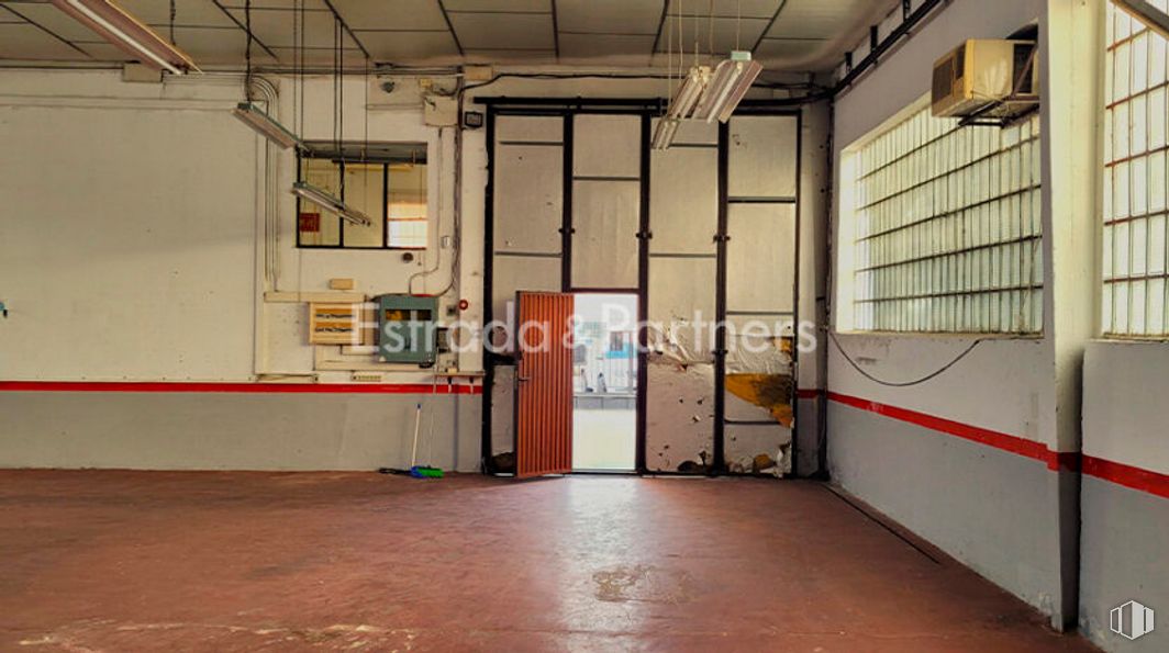 Nave en alquiler y venta en Calle Cámara de la Industria, Móstoles, Madrid, 28938 con accesorio, hall, suelos, madera, edificio, techo, gas, máquina, vidrio y arte alrededor