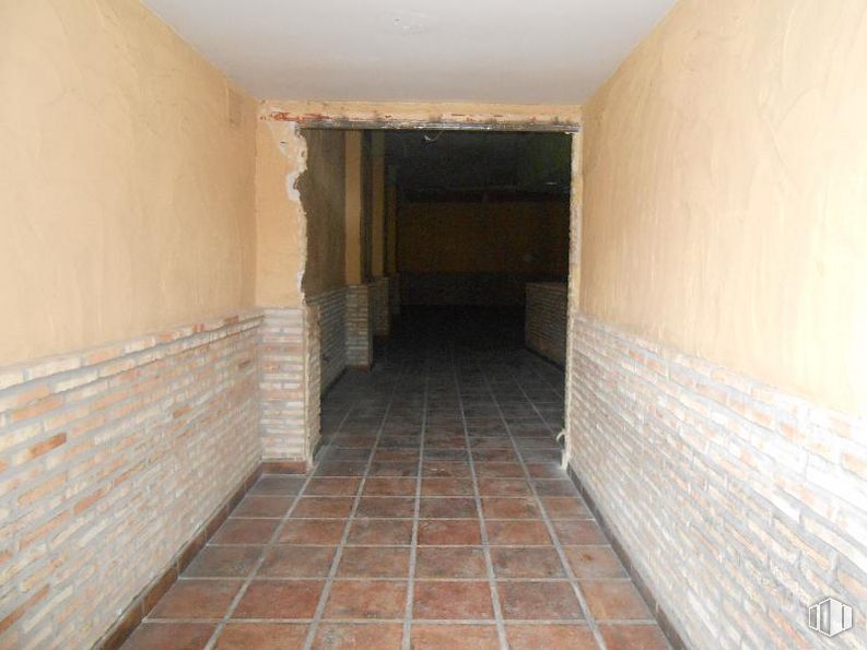 Retail for sale at Calle Barraguillo, 21, Segurilla, Toledo, 45621 with mirror, building, wood, brick, flooring, floor, brickwork, house, composite material and fixture around